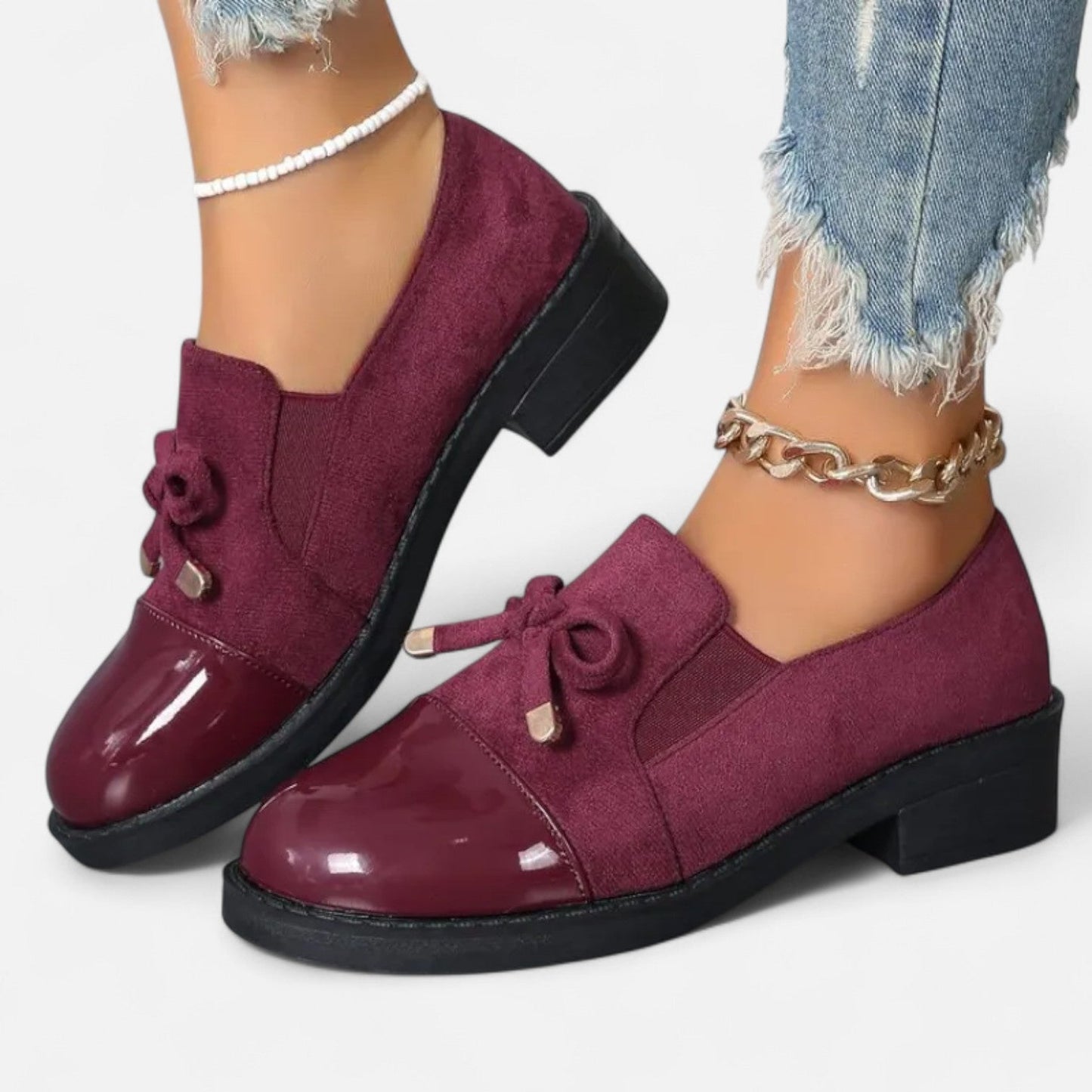 Elegant women's loafers with block heel and patent details