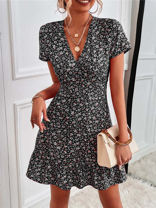 https://cdn.shopify.com/s/files/1/0830/2687/0605/files/Felicia-Kleid-mit-Blumenmuster-Stylisches-Mini-Sommerkleid-fur-jede-Gelegenheit-Leyna-Moda-8.jpg?v=1720645426