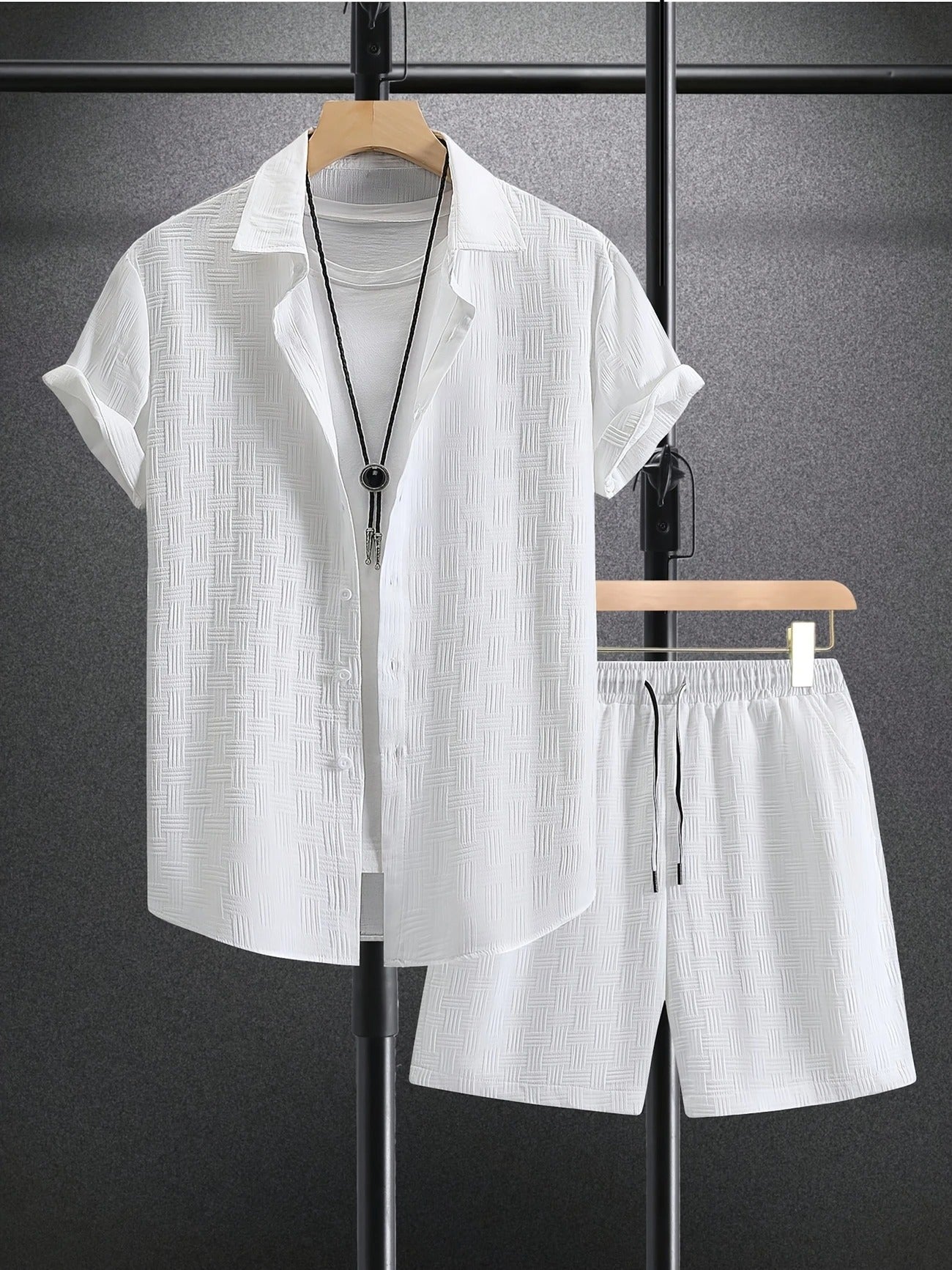 Outfit estivo da uomo con maglietta a maniche corte e pantaloncini