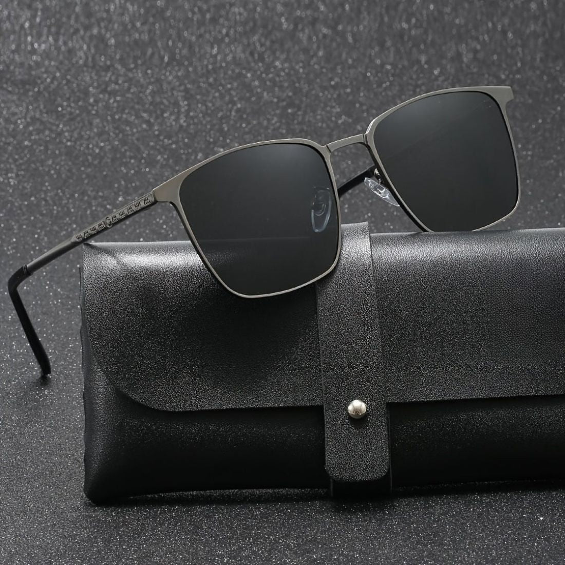 Men's sunglasses with polarized TAC lenses