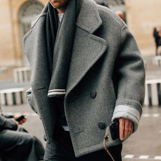 Kurze Herrenjacke mit Rüschen