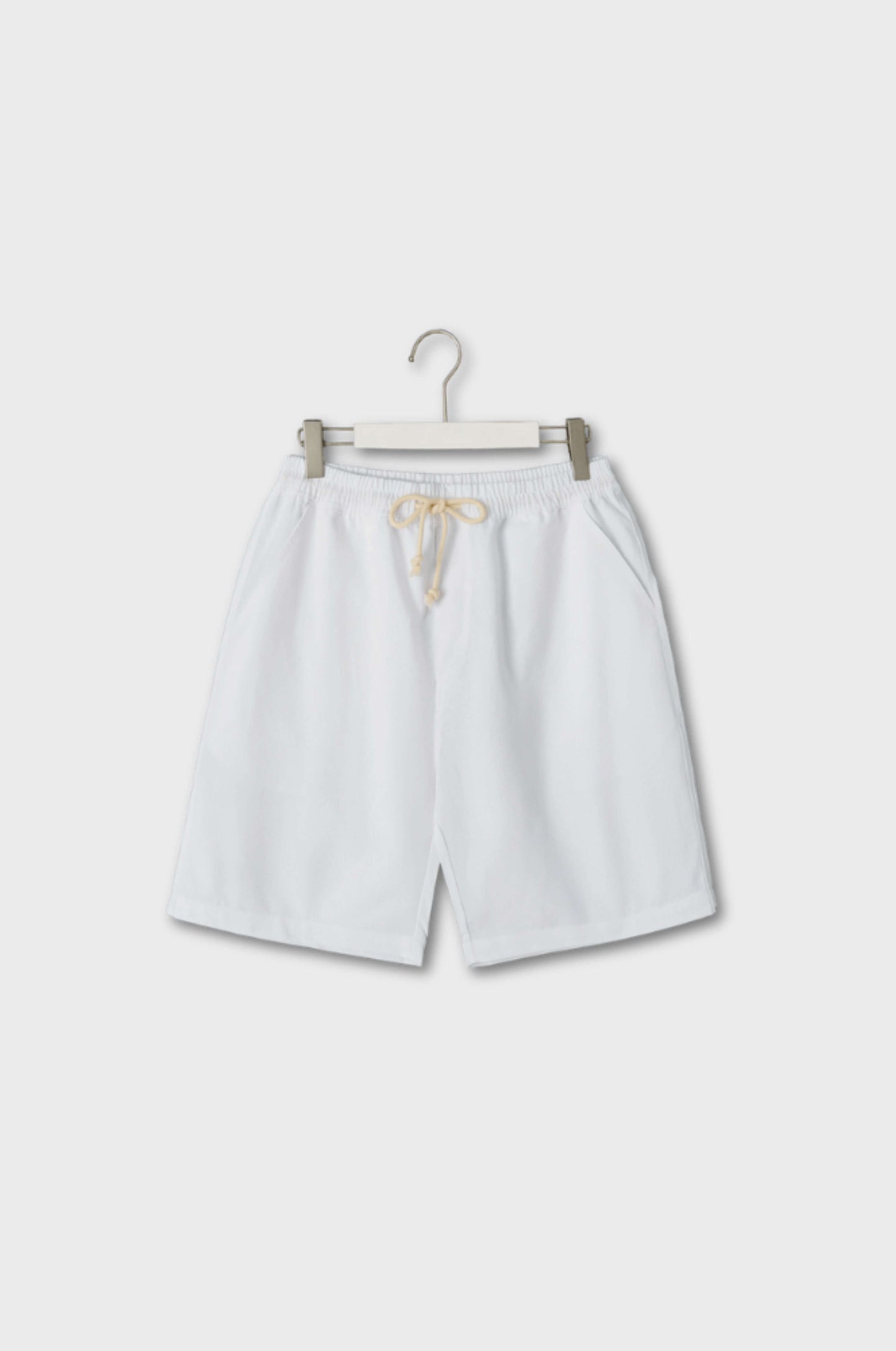 Pantaloncini leggeri di lino per l'estate