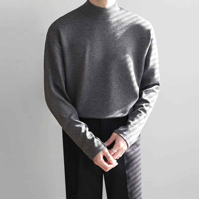 Minimalistischer Stehkragenpullover aus hochwertigem Material