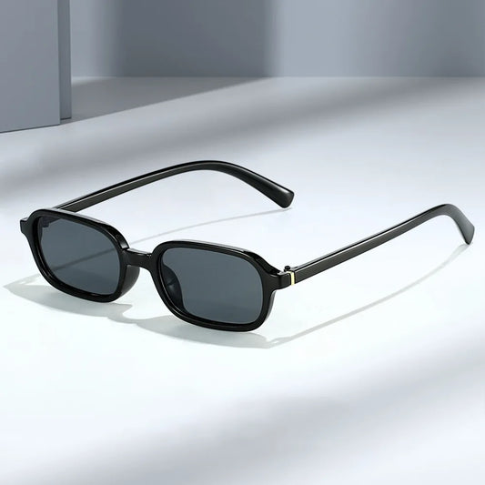 Fashionable round sunglasses with geometric frame