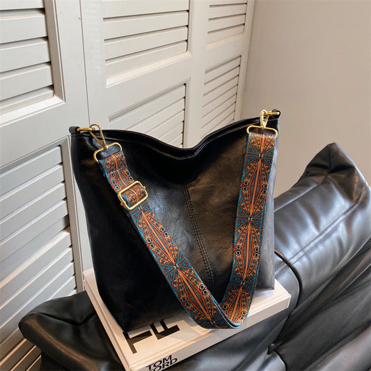 Anna | Stilvolle Vegane Ledertasche mit Dekorativem Gurt