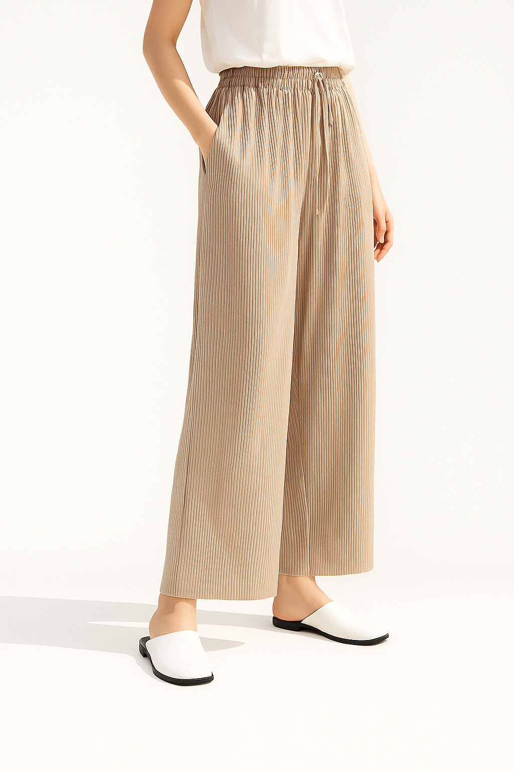 Pleated pants with wide leg and drawstring
