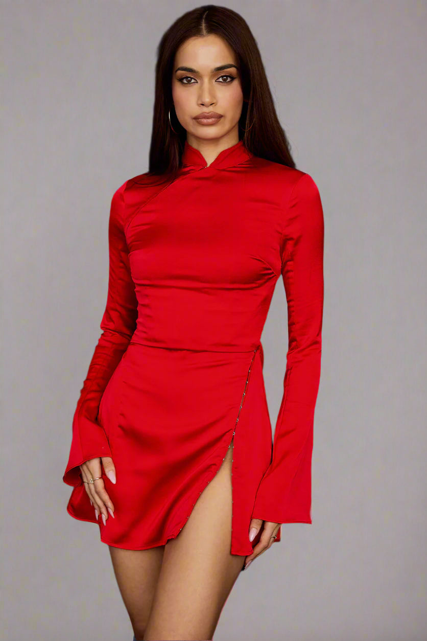 Rotes Minikleid mit langen Ärmeln und hohem Ausschnitt