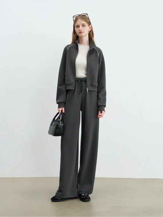 Sportliches Damen Outfit mit Kontrastfarbiger Cropped Jacke und Bequemen Hosen
