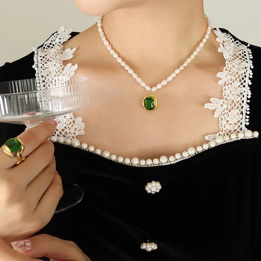 Clara | Elegante Perlenkette mit grünem Zirkon-Anhänger für Damen
