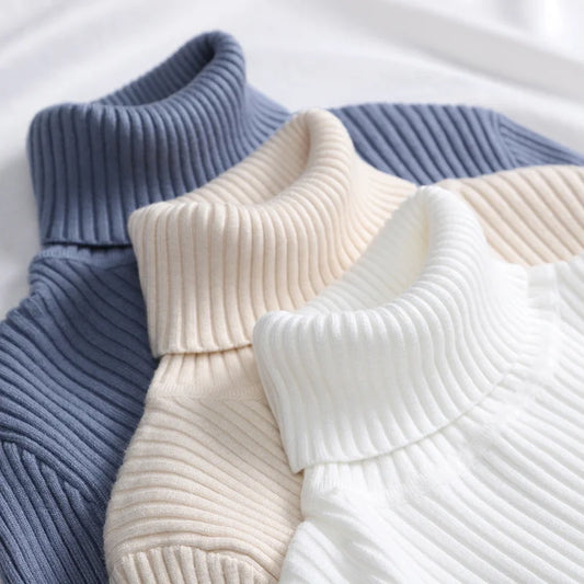 Morbido maglione da donna con collo alto
