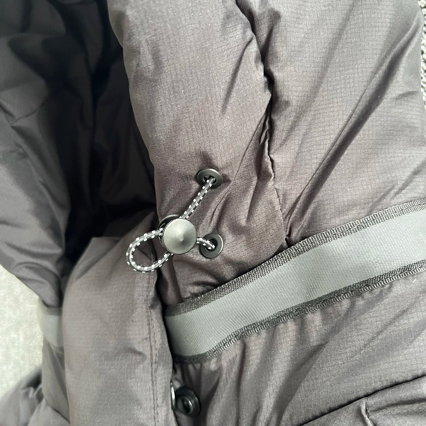 Chaqueta de plumón cálida y moderna