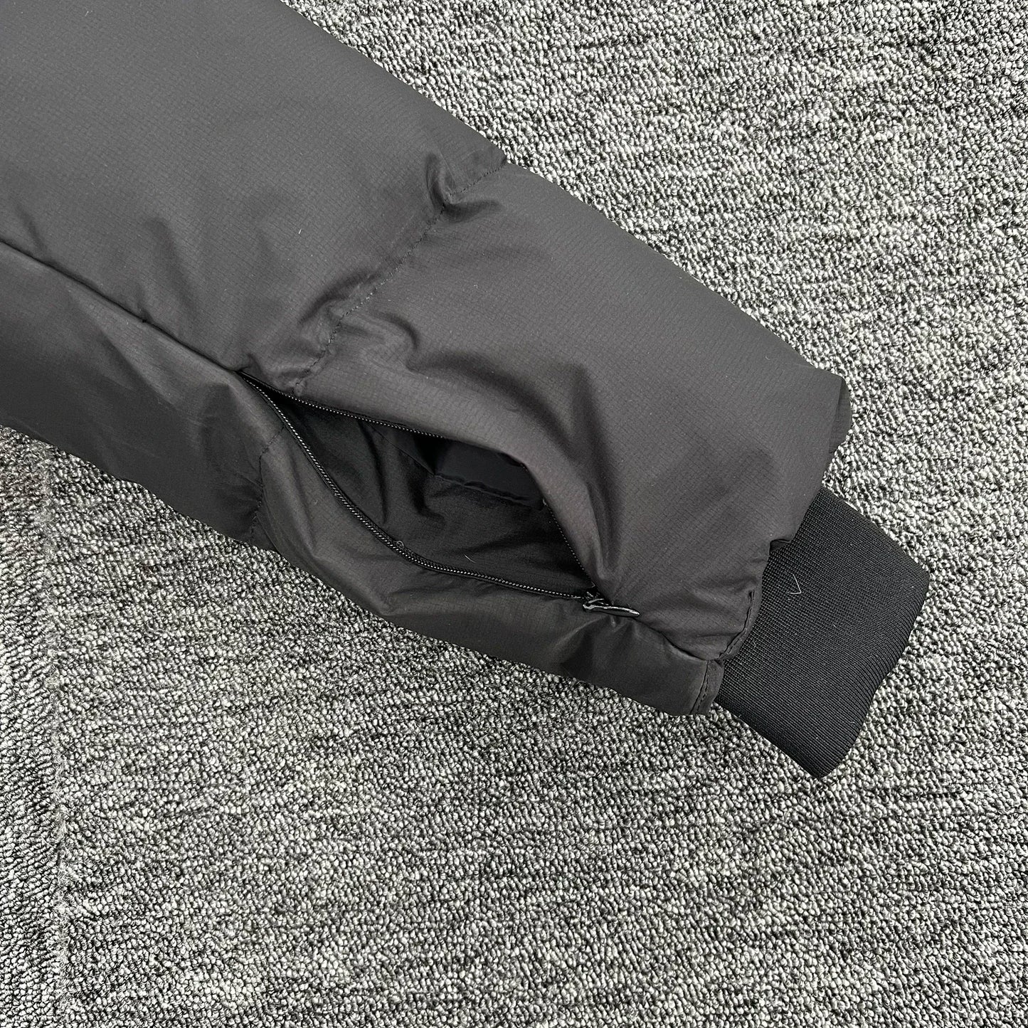 Chaqueta de plumón cálida y moderna