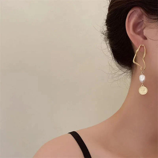 Abbie | Asymmetrische Gold Ohrringe mit Barockperlen für Damen