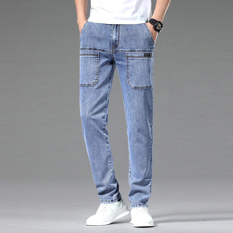 https://cdn.shopify.com/s/files/1/0844/6001/1865/files/sommerjeans-mehrere-taschen-maenner-Hellblau.jpg?v=1740751805